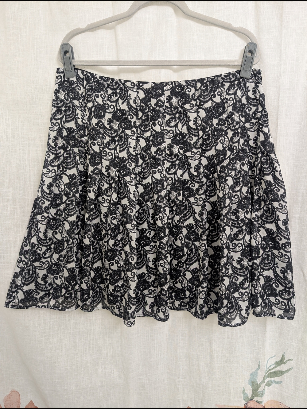 White House Black Market Women's Skirt Black & White Fit & Flare Style – Size 14